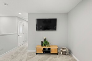 Interior - Spacious 3BR Retreat | Sleeps 8 | 15 Min Airport (Calgary)
