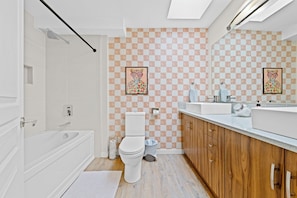Séchoir à cheveux, serviettes fournies, savon, papier de toilette