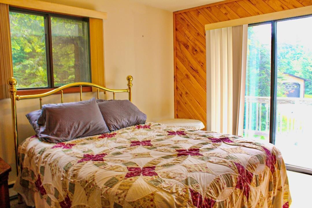 6 bedrooms, iron/ironing board, WiFi, bed sheets