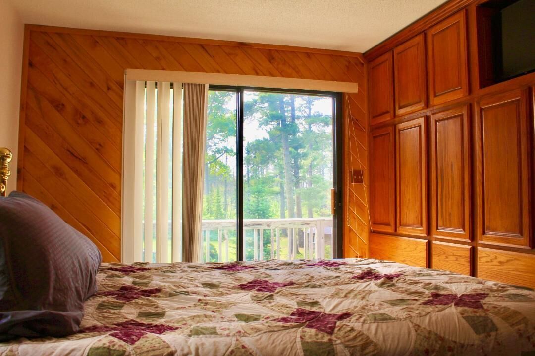 6 bedrooms, iron/ironing board, WiFi, bed sheets