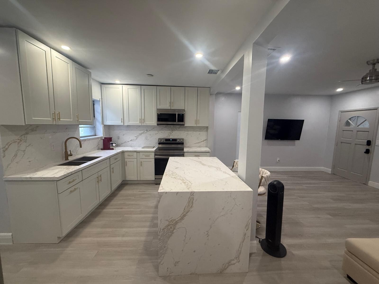 Een microgolfoven, een oven, een kookplaat, een vaatwasser