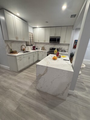 Fridge, microwave, oven, stovetop - Fabulous 4-bedroom house with AC, Washer, and Dryer in North Miami (North Miami)