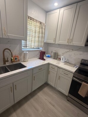 Kjøleskap, mikrobølgeovn, ovn og kokeplater