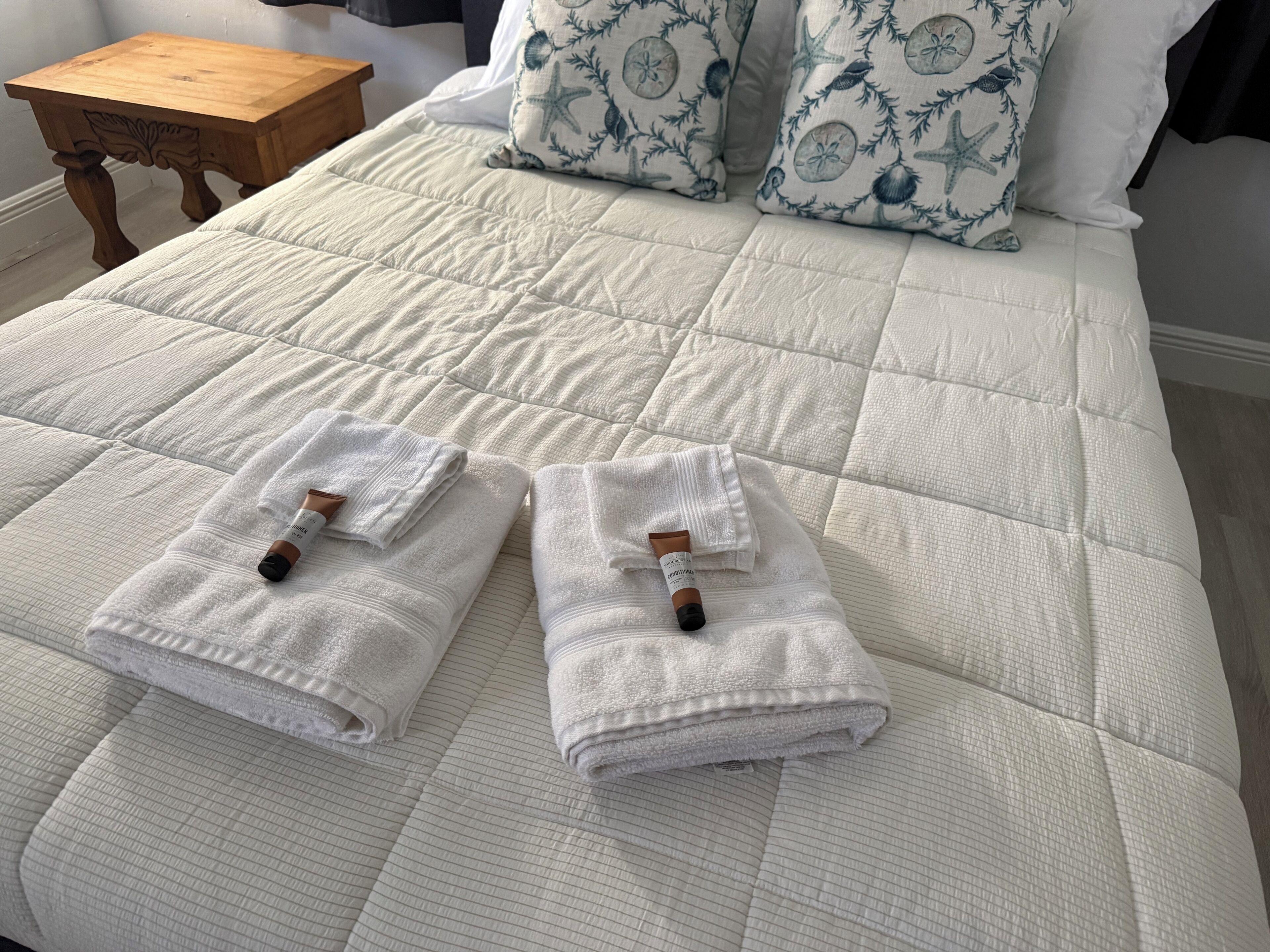 4 bedrooms, iron/ironing board, WiFi, bed sheets