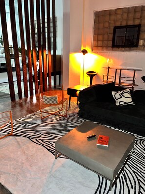 TV - Cozy Retro 1-bedroom loft located 10 mins from Downtown Dallas and Deep Ellum (Dallas)