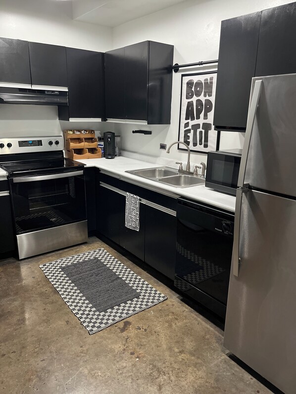 Microwave, oven, stovetop, dishwasher - Cozy Retro 1-bedroom loft located 10 mins from Downtown Dallas and Deep Ellum (Dallas)