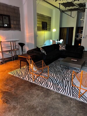 TV - Cozy Retro 1-bedroom loft located 10 mins from Downtown Dallas and Deep Ellum (Dallas)