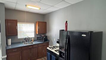 雪櫃、微波爐、焗爐、爐具