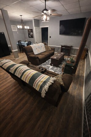 Smart TV, books - Private Waterfront Guest House w/ Dock & Kayaks - Quiet Midway, GA (Midway)