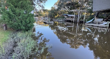 Waterfront Retreat with Dock & Kayaks – The Low Tide Lounge, Midway GA