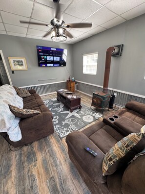 Smart TV, books - Private Waterfront Guest House w/ Dock & Kayaks - Quiet Midway, GA (Midway)