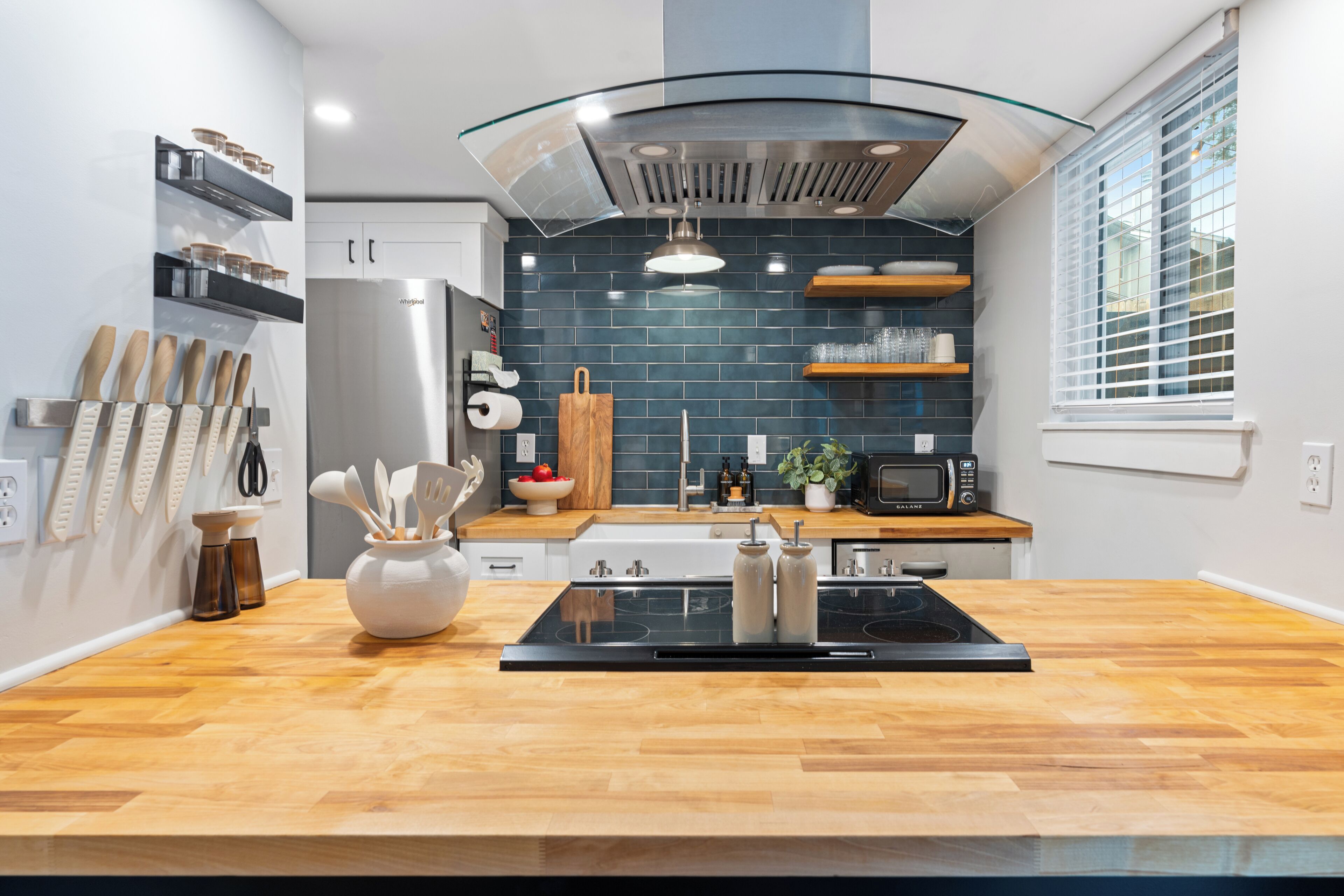 Réfrigérateur, four à micro-ondes, un four, surface de cuisson