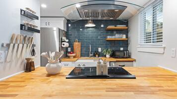 Réfrigérateur, four à micro-ondes, un four, surface de cuisson