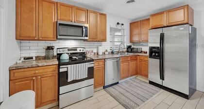 4 BD 2 BA Cozy House AC/BBQ/1GB WiFi 5 mins to Lake Hollingsworth & Downtown