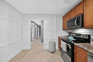 Four à micro-ondes, un four, surface de cuisson, lave-vaisselle