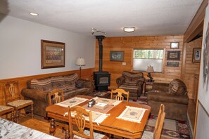 TV - Perfect little ranchette just 1/4 mile outside of Custer city limits. (Custer)