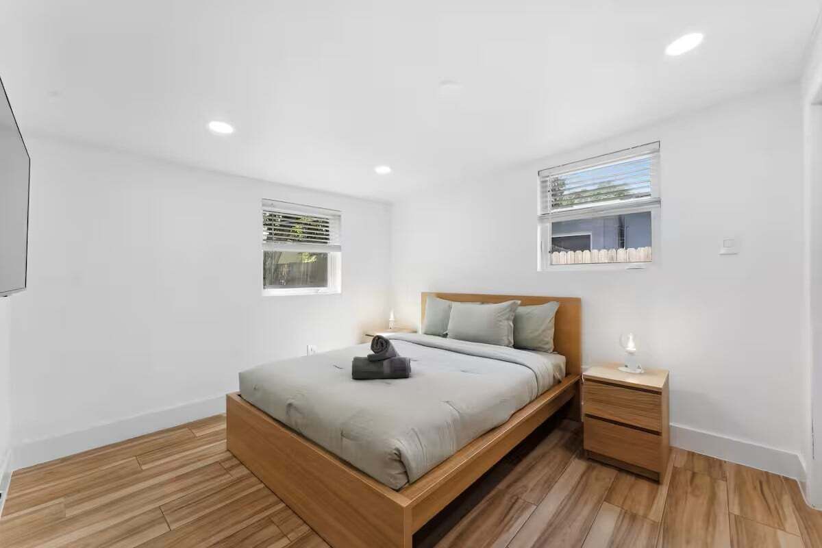 4 habitaciones, escritorio, tabla de planchar con plancha y wifi gratis 