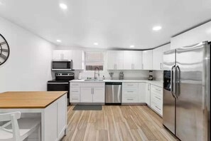 Refrigerador, microondas, horno, placa de cocina