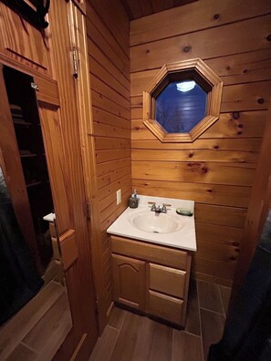 Sèche-cheveux, serviettes fournies, savon, papier toilette