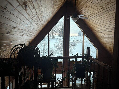 Welcoming 2-bedroom cabin in Ellsworth