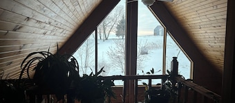 Welcoming 2-bedroom cabin in Ellsworth