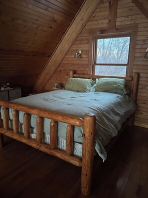 2 bedrooms, iron/ironing board, WiFi, bed sheets - Welcoming 2-bedroom cabin in Ellsworth (Ellsworth)