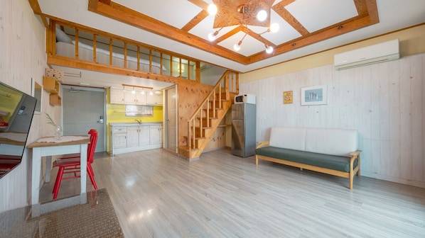 Basic Room, 1 Bedroom (MonkeyBanana) | 1 bedroom, free WiFi - Yeosu Greenhouse Pension (Yeosu)