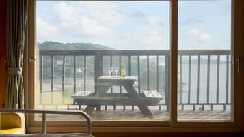 Basic Room, 1 Bedroom (DalcomDdalgi) | 1 bedroom, free WiFi