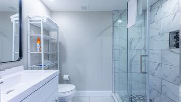 Een douche, een haardroger, handdoeken