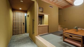 Rumah Tradisional, 1 kamar tidur, dapur kecil, pemandangan kebun | Brankas dan didekorasi berbeda-beda