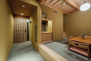 Maison traditionnelle, 1 chambre, cuisinette, vue sur le jardin | Coffre-fort, décor unique, ameublement unique, bureau