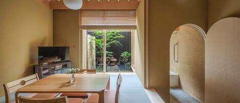 传统独立别墅, 1 间卧室, 简易厨房, 花园景观 | 起居区 | 平板电视、加热地板