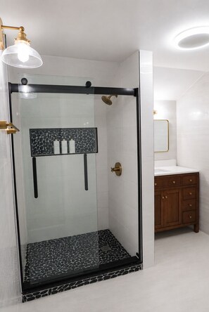 Dusche, Handtücher, Seife, Toilettenpapier
