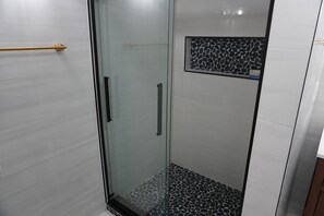 Dusche, Handtücher, Seife, Toilettenpapier