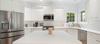 Raleigh Retreat: Mini Library, Fun Basement, EV,  Surround Sound 85 in TV System