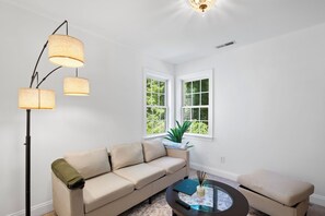 Téléviseur connecté, foyer, jeux vidéo, table de ping-pong