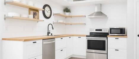 Microondas, horno, placa de cocina, lavavajillas