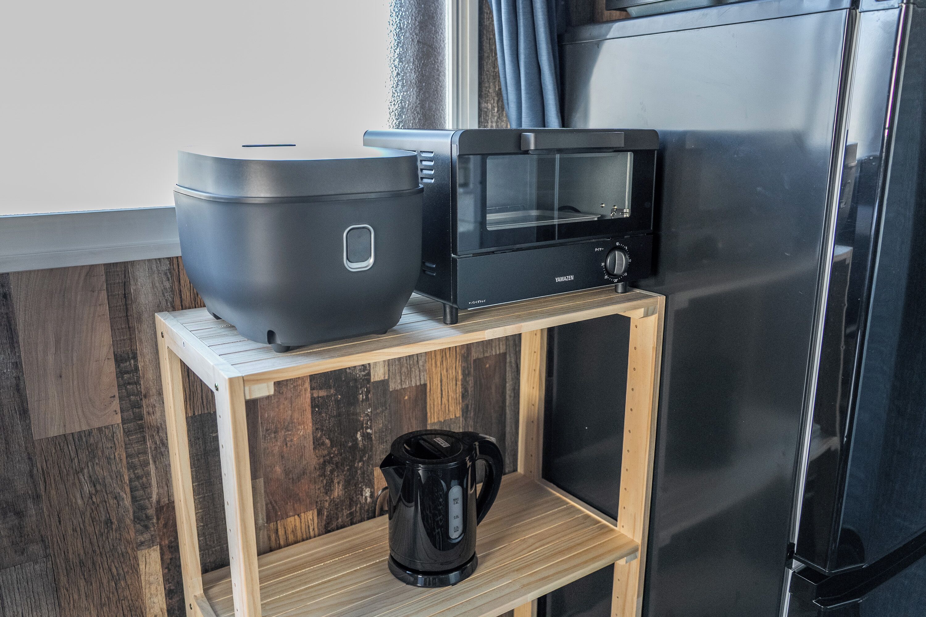 Kjøleskap, mikrobølgeovn, kokeplater og vannkoker