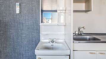 Kjøleskap, mikrobølgeovn, kokeplater og vannkoker