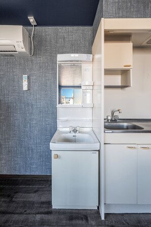 Fridge, microwave, stovetop, electric kettle - SILK COURT 201 (Chitose)