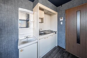 Ísskápur, örbylgjuofn, eldavélarhellur, hrísgrjónapottur