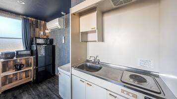 Kjøleskap, mikrobølgeovn, kokeplater og vannkoker