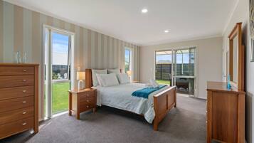 4 bedrooms, desk, iron/ironing board, WiFi