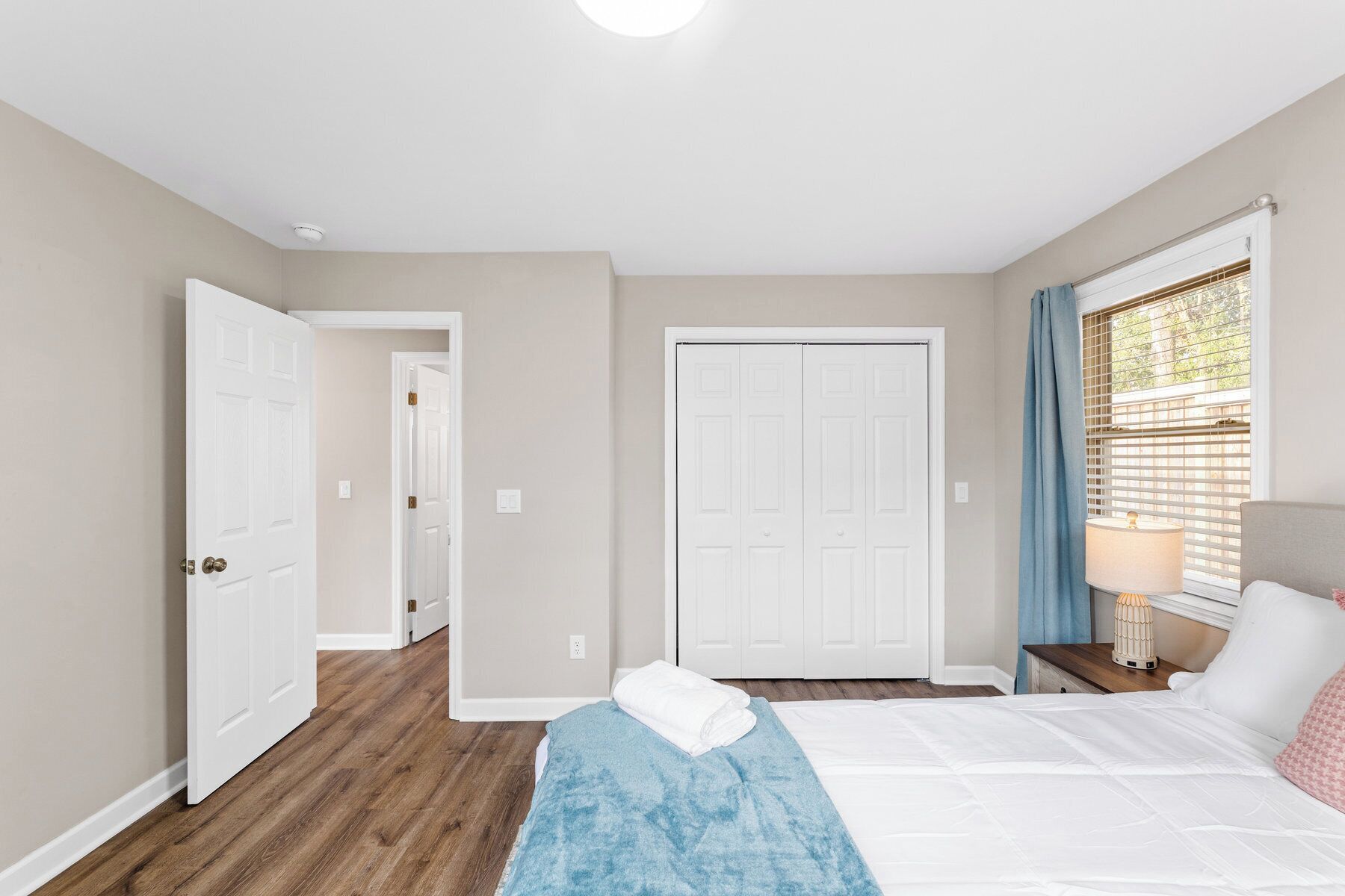 4 bedrooms, desk, iron/ironing board, travel crib