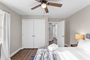 4 habitaciones, escritorio y tabla de planchar con plancha 