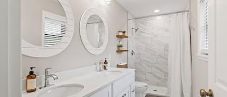 Regadera, secadora de cabello, bidet, toallas