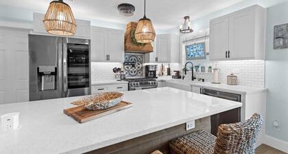 NEW-Waterfront Retreat with Private Pool, Spa & Tiki Hut – North Ft Myers Escape