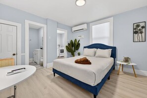 1 bedroom, free WiFi, bed sheets - Minimalist Comfort Pensacola Studio (Pensacola)