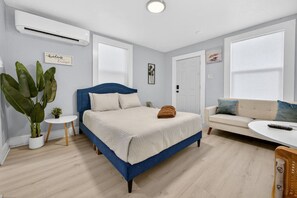 Interior - Minimalist Comfort Pensacola Studio (Pensacola)