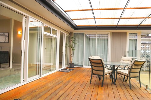 Relaxing spacious home, close to lake, great views